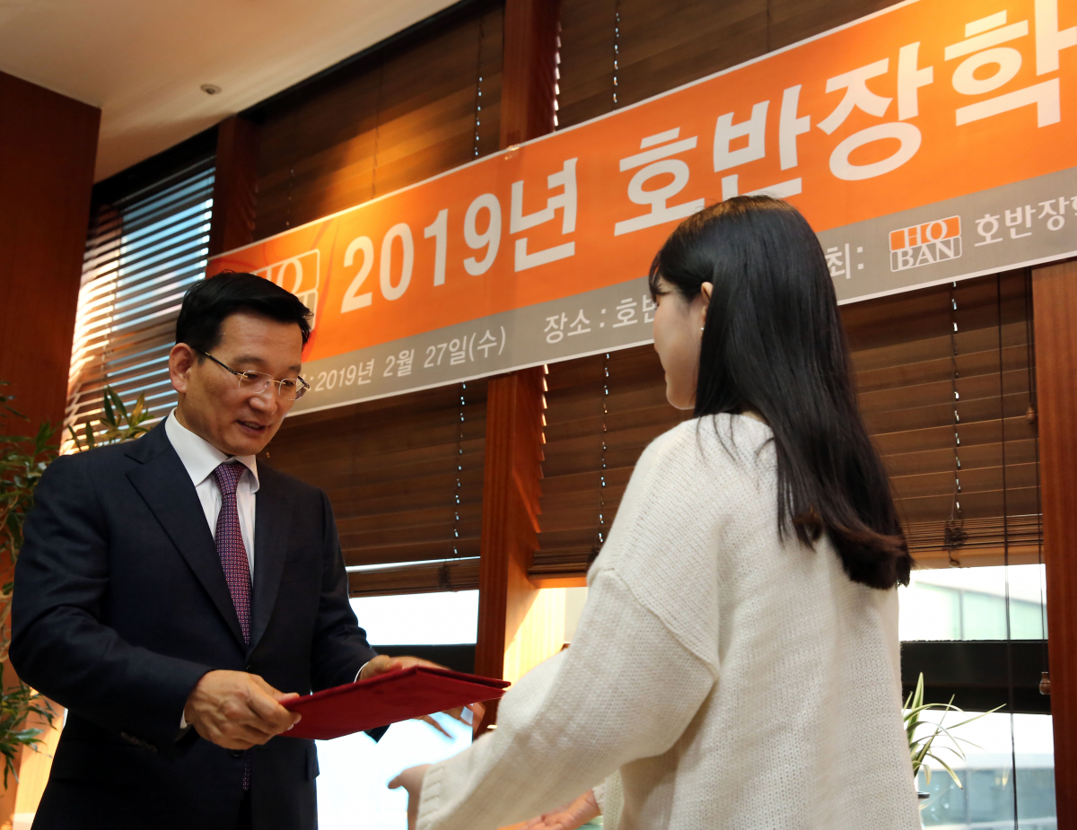 ▲장학금 전달하는 김상열 호반장학재단 이사장(좌)(사진=호반건설)