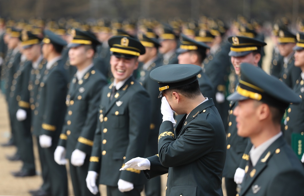 ▲27일 오후 서울 노원구 육군사관학교 화랑연병장에서 열린 2019 육군사관학교 제75기 졸업 및 임관식에서 한 졸업생도가 눈물을 흘리자 동료 졸업생도가 웃음 짓고 있다.(연합뉴스)