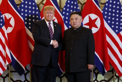▲도널트 트럼프(왼쪽) 미국 대통령과 김정은 북한 국무위원장이 27일(현지시간) 베트남 하노이에서 260일 만에 다시 만났다. 하노이/AP뉴시스
