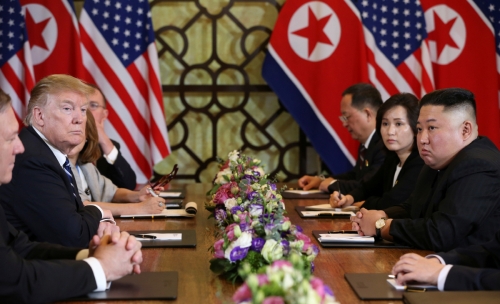 ▲도널드 트럼프(왼쪽에서 두번째) 미국 대통령과 김정은(맨 오른쪽) 북한 국무위원장이 28일(현지시간) 베트남 하노이에서 확대회담을 하고 있다. 하노이/로이터연합뉴스 