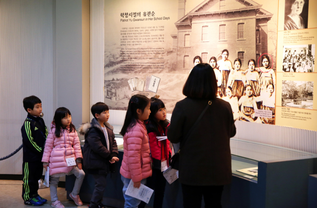 ▲역사문화 탐방에 참여한 삼천리 임직원과 가족들이 유관순 열사 기념관에서 유관순 열사의 삶을 돌아보고 있다.(사진제공=삼천리)