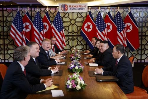 ▲도널드 트럼프(왼쪽에서 3번째) 미국 대통령과 김정은(오른쪽에서 2번째) 북한 국무위원장이 28일(현지시간) 하노이 메트로폴 호텔 회담장에서 확대 양자 회담을 하고 있다. 하노이/AP뉴시스
