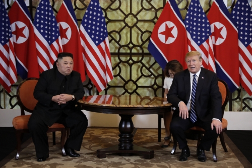 ▲도널드 트럼프 미국 대통령(오른쪽)과 김정은 북한 국무위원장이 베트남 하노이 메트로폴 호텔에서  28일 오전11시 단독회담에 앞서 모두발언을 하고 있다. 하노이/AP뉴시스