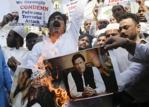 ▲15일(현지시간) 인도 뭄바이에서 인도 무슬림들이 임란 칸 파키스탄 총리의 사진을 태우며 시위하고 있다. 뭄바이/AP뉴시스
