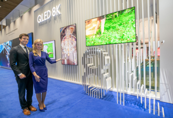 ▲성전자가 네덜란드 암스테르담에서 열리는 유럽 최대 디스플레이 전시회 'ISE 2019'에 참가해 8K 사이니지 등 상업용 디스플레이 신제품을 대거 공개한다. 삼성전자 모델들이 'QLED 8K 사이니지'를 소개하고 있다.(사진제공 삼성전자)