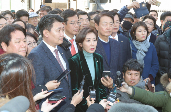 ▲나경원 자유한국당 원내대표가 22일 전남 목포시 창성장을 방문해 목포 시민들을 만났다. (연합뉴스)