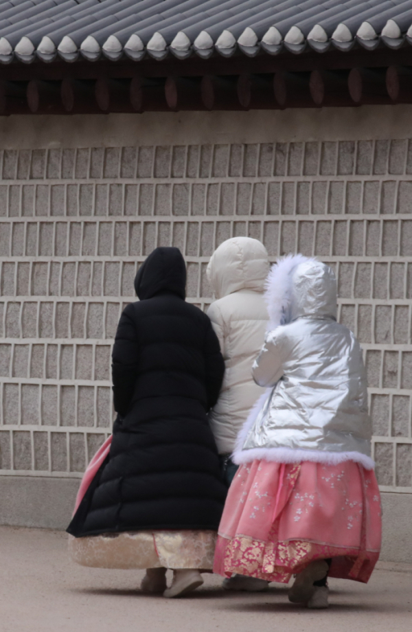 ▲추위가 찾아온 지난 1일 오후 서울 경복궁을 찾은 관광객들이 한복 위에 두꺼운 방한복을 입고 걸어가고 있다.(연합뉴스)