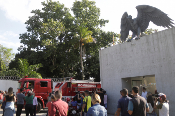 ▲8일(현지시간) 브라질 리우데자네이루의 축구클럽 플라멩구 훈련 센터 앞에 소방차가 서 있다. 이날 발생한 화재로 최소 10명이 사망했다. 리우데자네이루/로이터연합뉴스