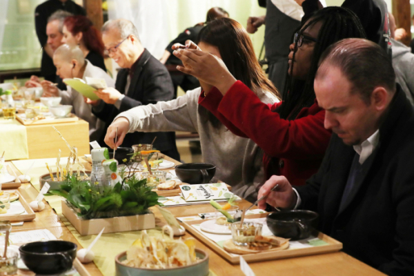 ▲1월 22일 서울 중구 한국관광공사 서울센터 한식문화관에서 '우리맛 에센스 콩발효에서 글로벌 채식 푸드 트렌드의 솔루션을 찾다'를 주제로 열린 주한 외국인 초청 특강에서 내외국인 참석자들이 시연 메뉴를 맛보고 있다. (사진제공=연합뉴스)