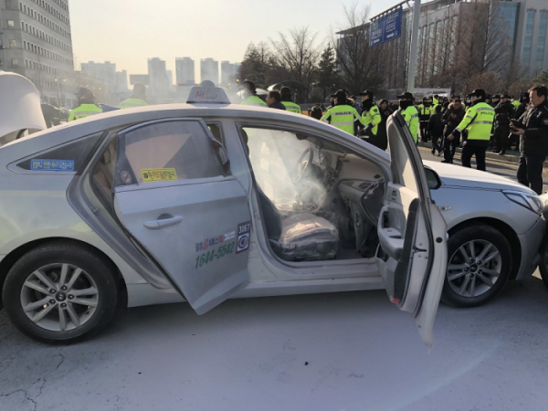 ▲11일 오후 서울 여의도 국회 앞 도로에서 한 택시기사가 분신을 시도했다. (연합뉴스)