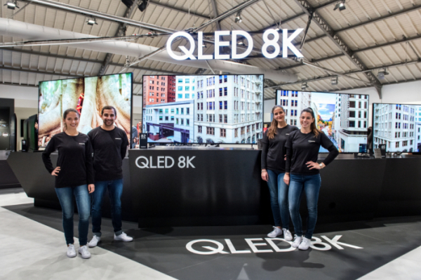 ▲삼성전자가 전 세계 주요 거래선과 미디어 3000여명을 대상으로 '삼성포럼 2019'를 개최한다. 삼성전자 모델들이 'QLED 8K 사이니지'를 소개하고 있다.(사진제공 삼성전자)