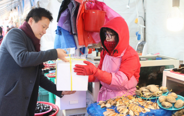▲한국동서발전은 13일부터 울산농수산물도매시장에서 부서별로 장보기 행사를 연다.(한국동서발전)