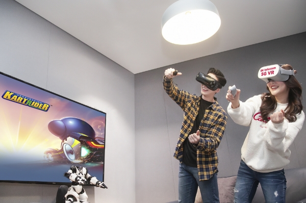 ▲SK텔레콤 모델들이 VR 기기를 쓰고 ‘카트라이더’ 게임을 즐기고 있다.  (사진제공=SK텔레콤)