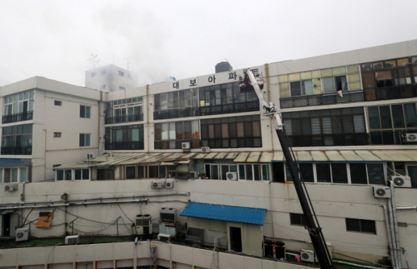 ▲19일 화재가 발생한 목욕탕이 있는 대구의 한 건물(연합뉴스)