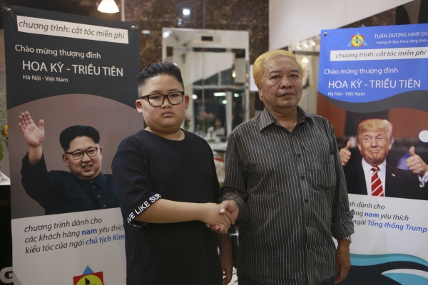 ▲Le Phuc Hai, 66 and To Gia Huy, 9, pose for a photo after having Trump and Kim haircuts in Hanoi, Vietnam, on Tuesday, Feb.19, 2019.  U.S. President Donald Trump and North Korean leader Kim Jong Un have become the latest style icons in Hanoi, a week before their second summit is to be held in the capital city of Vietnam.(AP Photo/Hau Dinh)