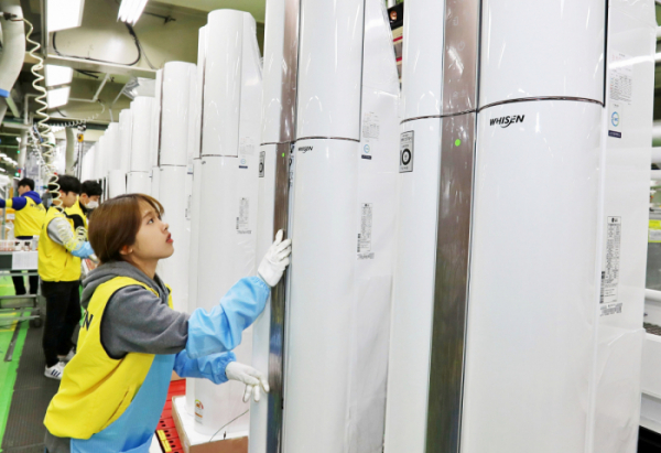 ▲ LG전자 직원들이 20일 경남 창원사업장에서 휘센 씽큐 에어컨을 생산하고 있는 장면.  (사진제공=LG전자 )
