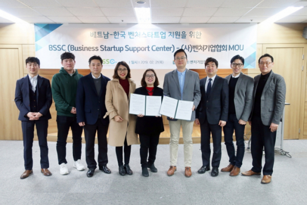▲벤처기업협회가 21일 베트남 BSSC(Business Startup Support Center)와 ‘한국-베트남 스타트업 및 벤처기업의 상호 진출 지원 및 기관 간 협력을 위한 양해각서’를 체결했다.(사진제공=벤처기업협회)