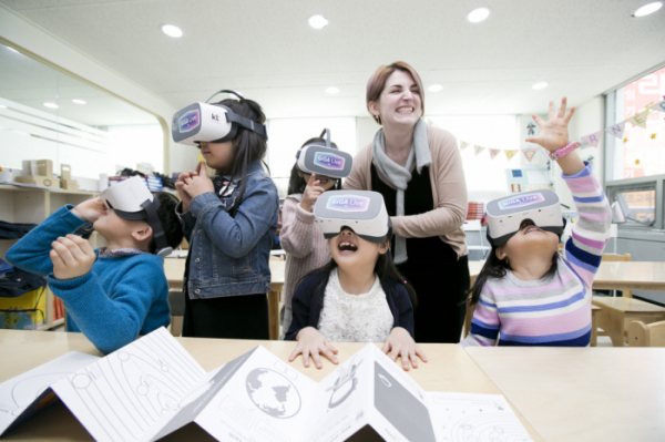 ▲청담러닝 아이가르텐(i-GARTEN) 수업에서 아이들이 KT ‘기가 라이브 TV’로 360도 VR 영상을 체험하고 있다.(사진제공= KT)