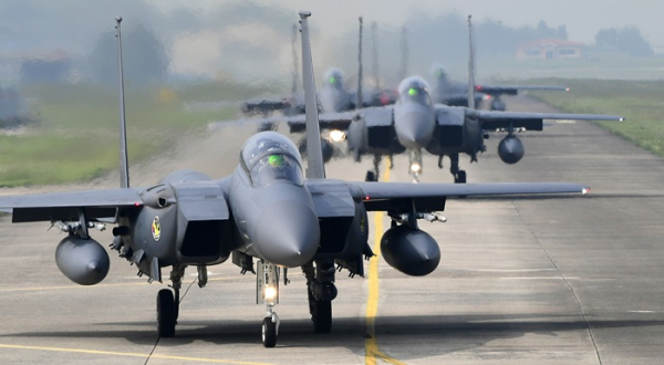 ▲7일 한국공군 단독 대규모 전역급 공중전투훈련인 '소링이글 훈련'에 참가한 F-15K 전투기가 공중임무를 위해 출격하고 있다. (뉴시스)