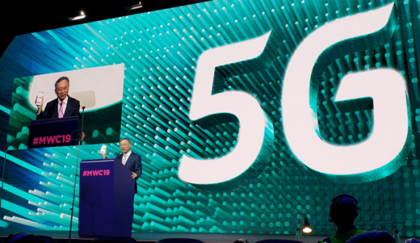 ▲KT 황창규 회장이 25일 스페인 바르셀로나에서 개막한 'MWC 2019'에서 ‘마침내 5G와 차세대 지능형 플랫폼을 실현하다(Now a Reality, KT 5G and the Next Intelligent Platform)’를 주제로 기조연설(Keynote Speech)을 하고 있다. (사진제공= KT)