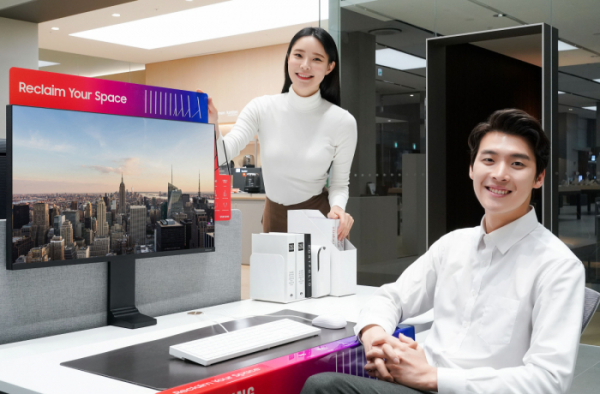 ▲삼성전자가 책상 위 공간 활용을 자유롭게 해 줄 '삼성 스페이스 모니터'를 한국 시장에 3월 4일 출시한다. 삼성전자 모델들이 스페이스 모니터를 소개하고 있다.(사진제공 삼성전자)