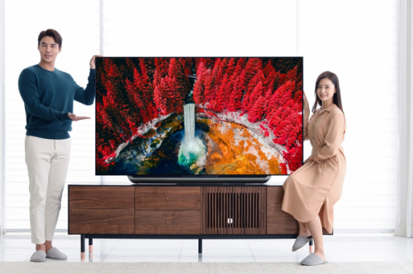 ▲모델들이 '2세대 인공지능 알파9' 프로세서로 더 강력해진 2019년형 LG 올레드 TV AI 씽큐 신제품(모델명: 77C9)을 소개하고 있다.  (사진제공=LG전자)