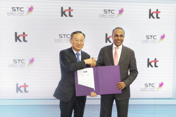 ▲황창규 KT 회장(왼쪽)과 STC 그룹 나세르 알 나세르(Nasser Al Nasser)  CEO가 MOU를 체결하고 있다.