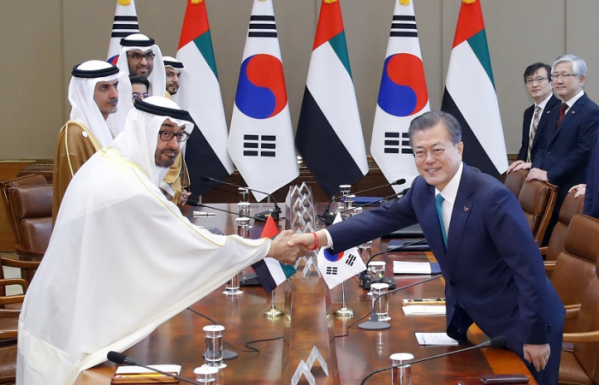 ▲문재인 대통령과 모하메드 빈 자이드 알-나흐얀 아랍에미리트(UAE) 왕세제 겸 통합군 부총사령관이 27일 오전 청와대 집현실에서 열린 정상회담에서 악수하고 있다.(연합뉴스)