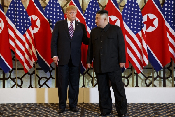 ▲도널드 트럼프(왼쪽) 미국 대통령과 김정은 북한 국무위원장이 27일(현지시간) 하노이 메트로폴 호텔 회담장 입구 국기 게양대 앞에서 포즈를 취하고 있다. 하노이/AP뉴시스
