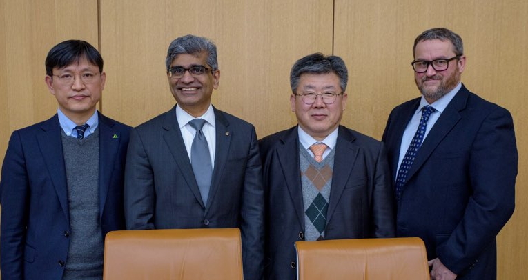 ▲현대건설기계는 1일(현지시간) 미국 인디애나주 커민스 본사에서 ‘엔진 원격 고장진단서비스 상호 협력 계약’을 체결했다. (사진제공=현대중공업그룹)