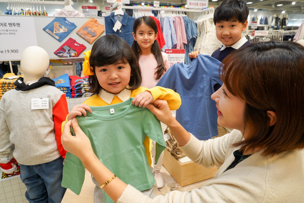 ▲3일(일) 오전 이마트 용산점에서 홍보 도우미들이 신학기를 맞아 새롭게 출시된 데이즈 의류 상품들을 선보이고 있다. (이마트)