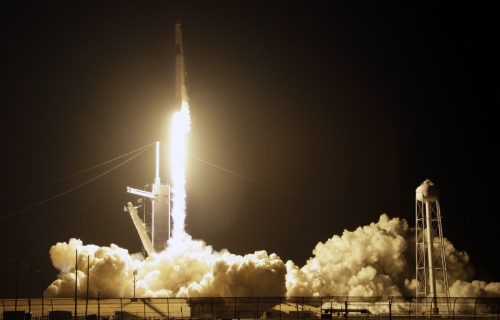 ▲미국 민간우주개발업체 스페이스X의 팰컨 9호 로켓이 2일(현지시간) 미 플로리다주 케이프캐너버럴 공군기지 내 케네디우주센터에서 국제우주정거장(ISS)으로 가는 시험 발사에 성공했다. AP뉴시스