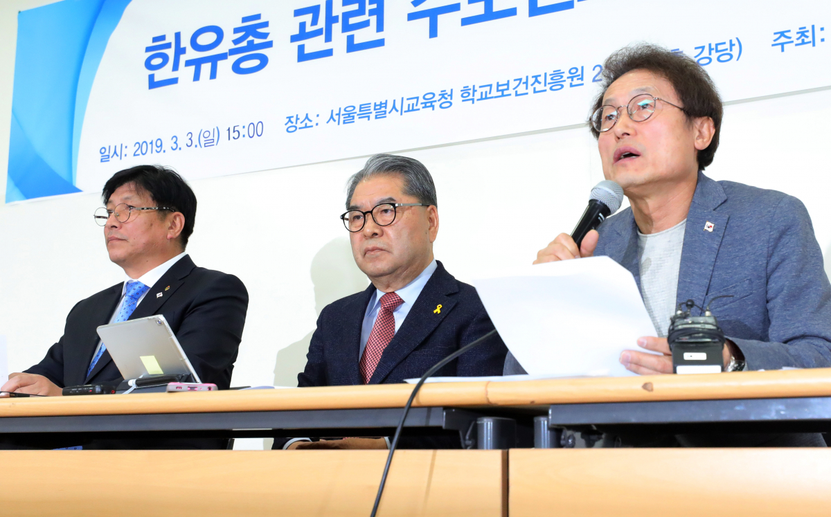 ▲3일 오후 서울 종로구 서울시교육청에서 서울과 경기, 인천 교육감들이 한유총 개학 연기 관련 공동 기자회견을 하고 있다. 왼쪽부터 도성훈 인천시교육감, 이재정 경기도교육감, 조희연 서울시교육감. (뉴시스)