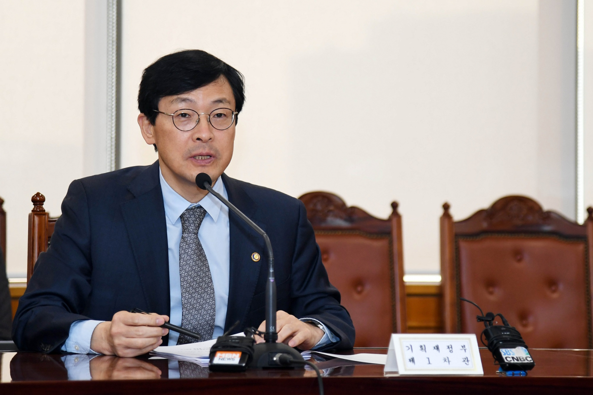 ▲이호승 기획재정부 1차관이 4일 서울시 중구 은행회관에서 제63차 거시경제금융회의를 주재하고 모두발언을 하고 있다. (사진제공 기획재정부)