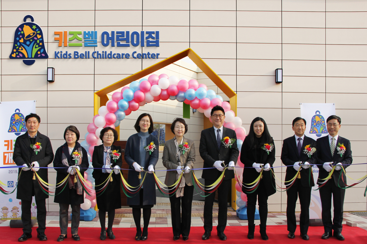 ▲지난달 28일 종근당 키즈벨 어린이집 개원식에서 유현주 키즈벨 어린이집 원장(왼쪽에서 네번째 부터), 오문자 한솔어린이보육재단 대표, 김영주 종근당 대표, 손성위 학부모 대표와 관계자들이 테이프 커팅식을 하고 있다.(사진제공=종근당)