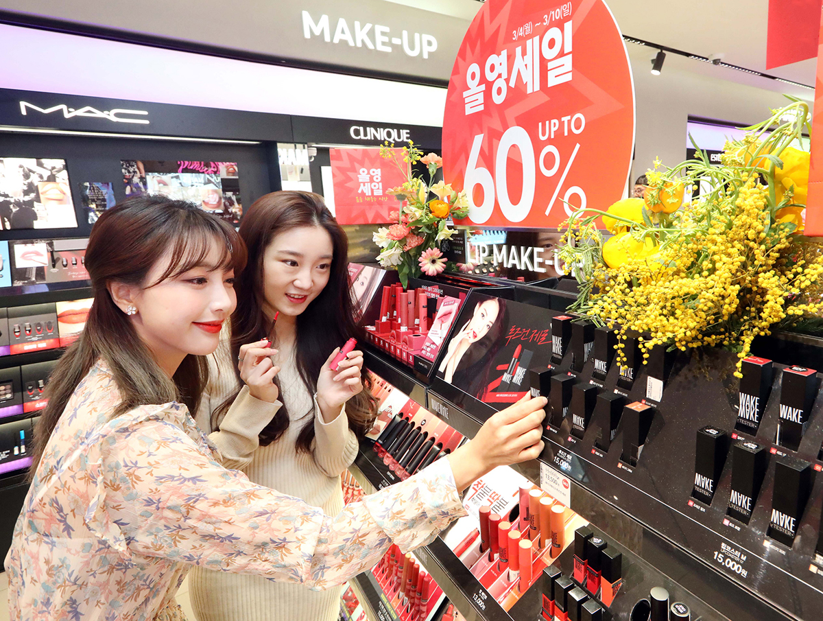 ▲4일 올영세일을 맞아 올리브영 강남본점에서 색조 화장품을 고르고 있는 고객들(사진제공=올리브영)