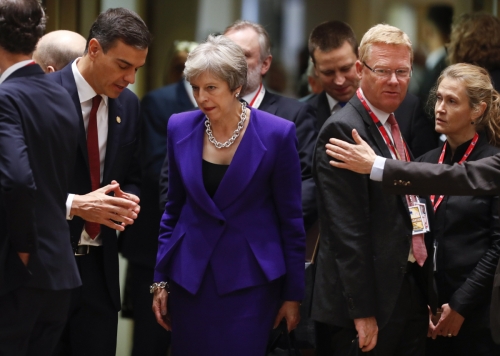 ▲테리사 메이 영국 총리(가운데)가 지난해 EU 정상회의에 참석하기 위해 도착했다. 회의에서는 브렉시트가 집중 논의됐다. 브뤼셀/AP뉴시스
