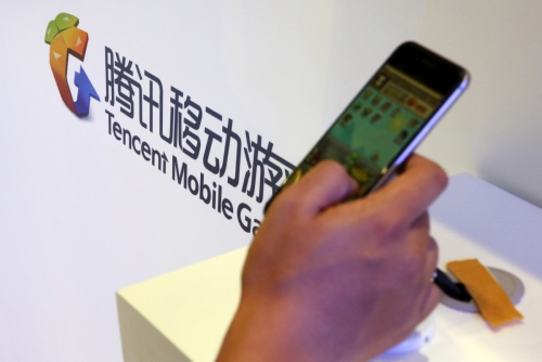 ▲지난 2015년 4월 중국 베이징에서 개최된 글로벌모바일인터넷컨퍼런스(GMIC)에서 방문객이 텐센트 전시회 부스에서 스마트폰 게임을 즐기고 있다. 베이징/로이터연합뉴스
