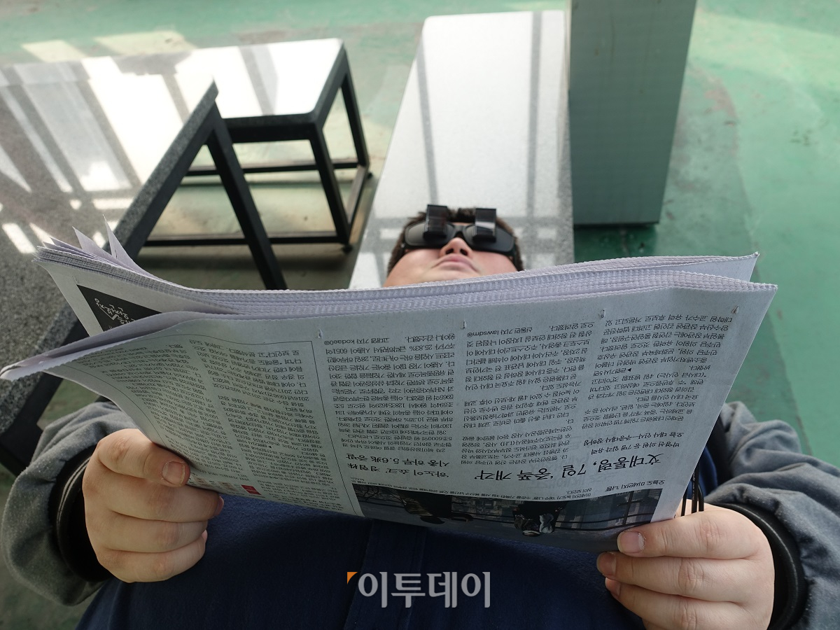▲누워서도 고개를 들지 않고 편하게 신문을 볼 수 있다. 다만 다른 사람이 이 모습을 본다면 민망할 수 있다. (이재영 기자 ljy0403@)