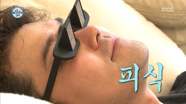 ▲'나 혼자 산다' 전현무가 '누워서 보는 안경'을 착용하는 모습이 공개되면서 각종 쇼핑몰에서는 '전현무 안경'이라는 이름으로도 판매하고 있다. (출처=MBC 나혼자산다)