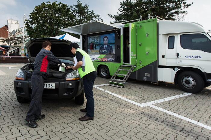 ▲차량연료 품질점검 서비스를 받고 있는 차량의 모습.(한국석유관리원)