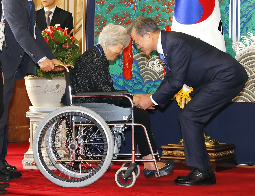 ▲문재인 대통령이 4일 오전 청와대 영빈관에서 열린 해외 독립유공자 후손 초청 오찬에서 입장하는 장병훈 독립운동가의 외손녀 심순복 씨와 인사하고 있다.(연합뉴스)