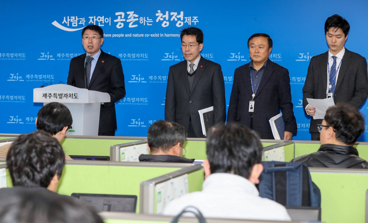 ▲안동우 제주도 정무부지사가 4일 오전 제주도청 3층 기자실에서 국내 1호 영리병원인 녹지국제병원의 개설허가 취소 전 청문절차에 돌입할 뜻을 밝히고 있다. (뉴시스)