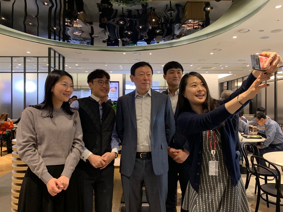 ▲롯데 신동빈 회장이 3월 4일, 롯데월드타워 지하에 위치한 구내 식당에서 임직원들과 사진을 찍고 있다.(롯데)