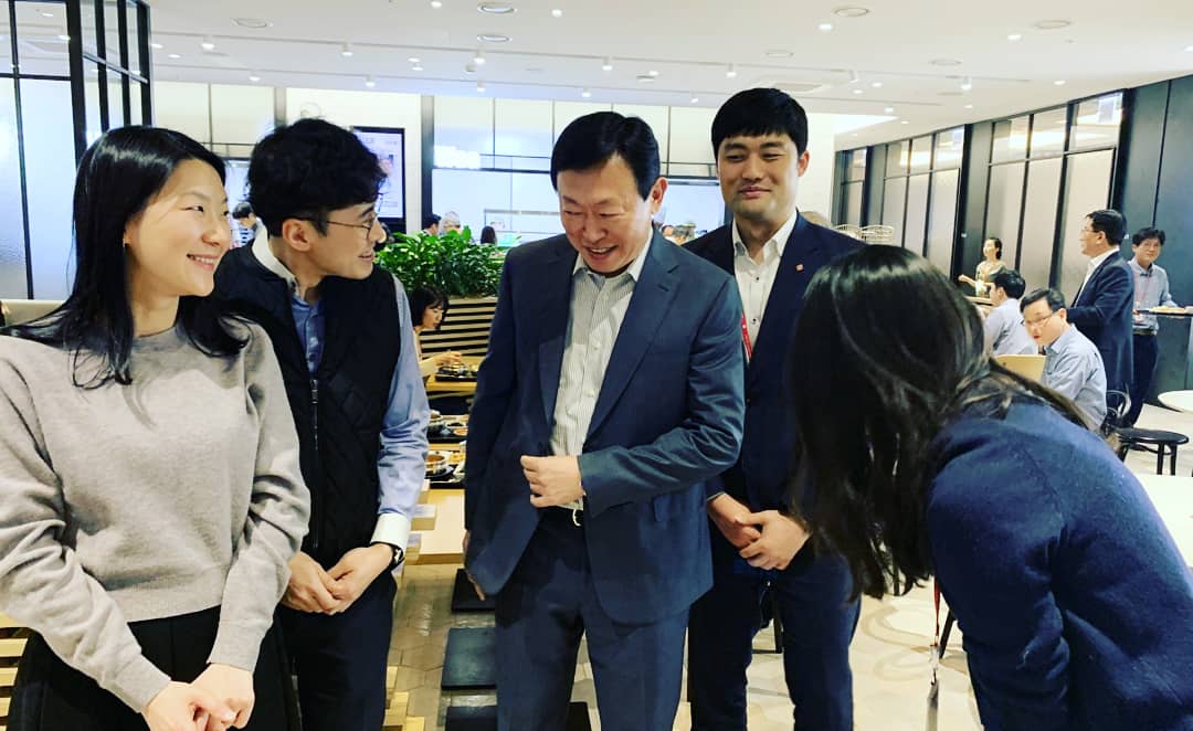 ▲롯데 신동빈 회장이 3월 4일, 롯데월드타워 지하에 위치한 구내 식당에서 임직원들과 사진을 찍고 있다.(롯데)