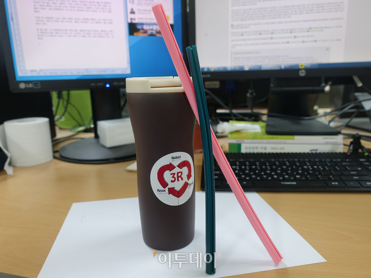 ▲텀블러와 친환경 빨대 만으로도 친환경의 트렌드 세터가 된 기분!  (김정웅 기자 cogito@)