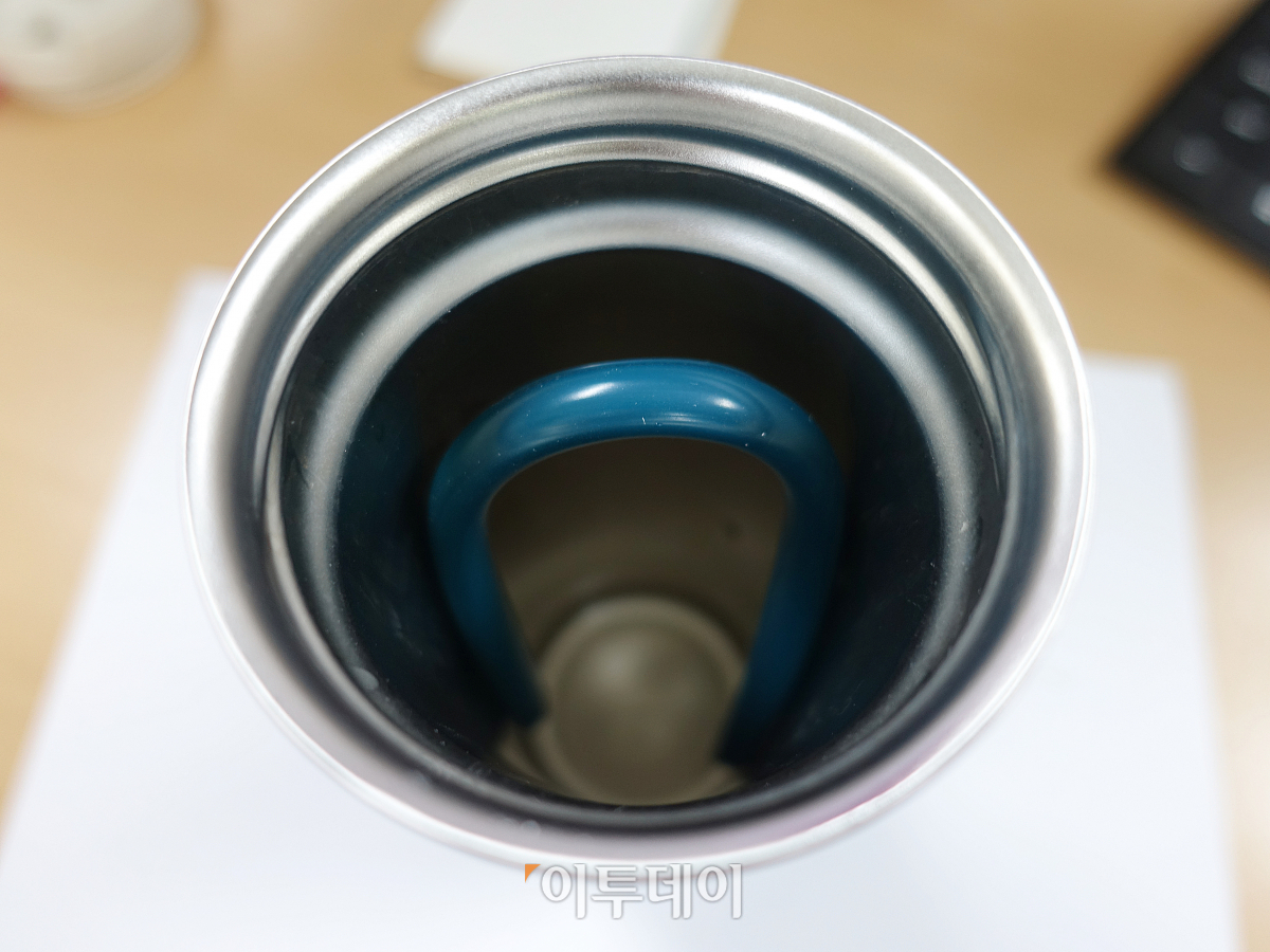 ▲이렇게 U자로 굽혀서 텀블러에 넣어 다닐 수도 있다. 잠시 휘어지지만 금방 일자로 복구된다.  (김정웅 기자 cogito@)