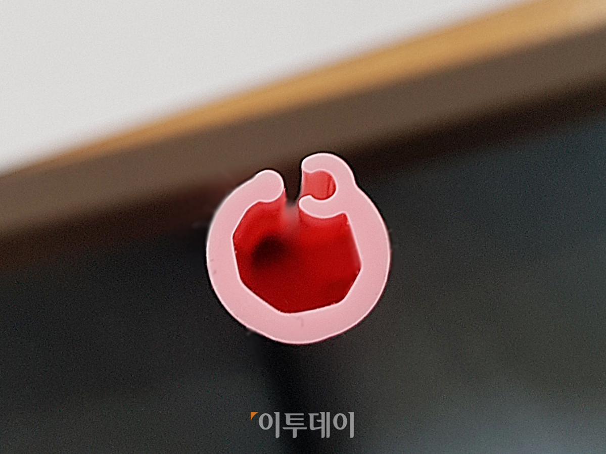 ▲빨대 좌우가 맞물려 내부를 열고 닫을 수 있게 설계됐다. 빨대를 제대로 닫으면 음료가 절대 새지 않는다. (김정웅 기자 cogito@)