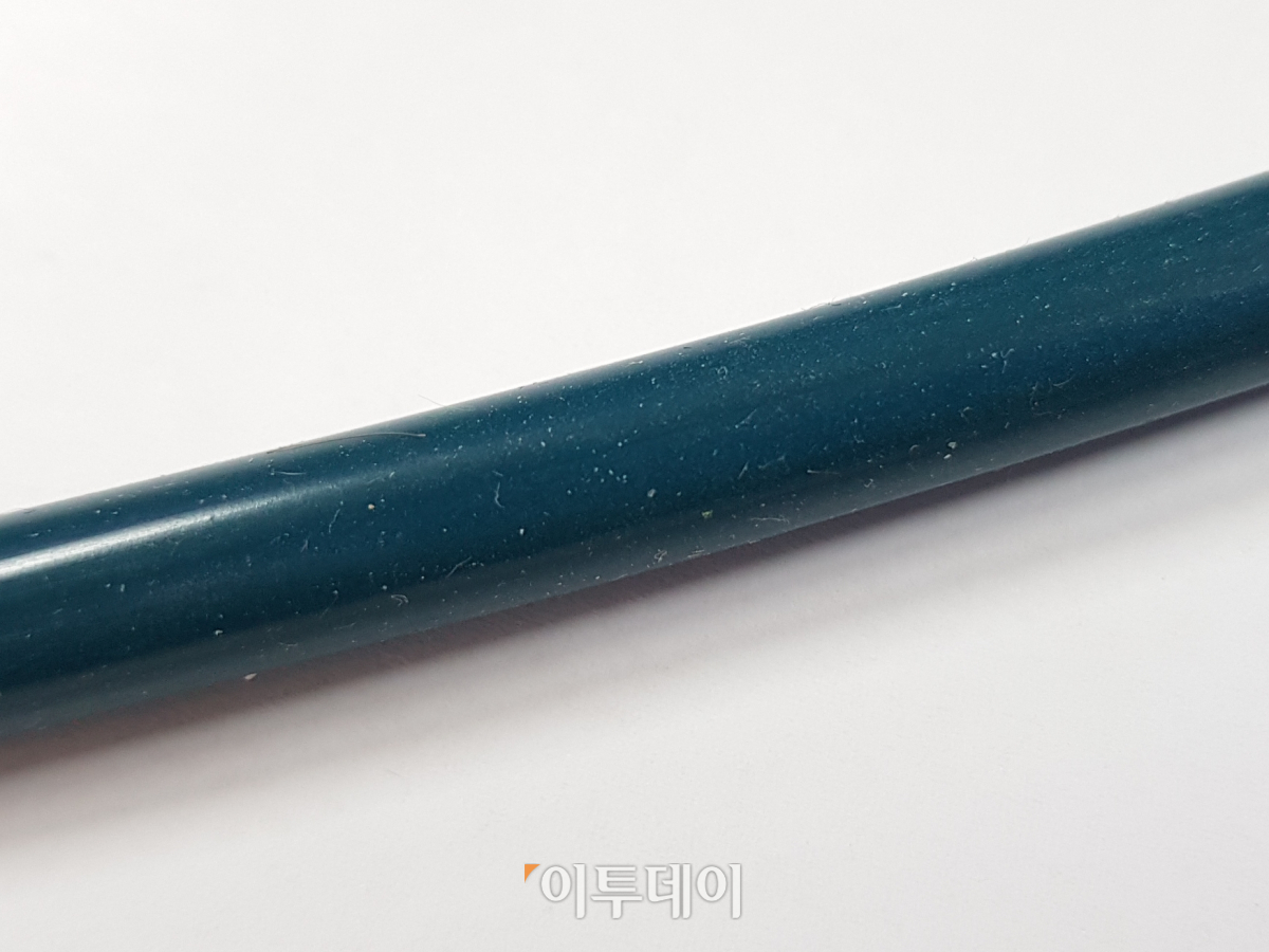 ▲사진에서는 일부러 먼지가 잘 붙으라고 빨대를 기자의 책상에 굴린 모습이란 점을 감안할 필요가 있다. 하지만 이렇게 연출하지않아도 가만 두면 자연스럽게 주변의 먼지가 빨대에 잘 달라붙는 건 사실이다. (김정웅 기자 cogito@)