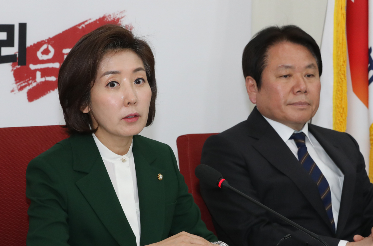▲자유한국당 나경원 원대대표가 4일 국회 원내대표실에서 열린 기자간담회에서 "저희 스스로 결단을 내려 국회를 열기로 했다. 오늘 안에 국회 소집요구서를 내겠다"고 말하고 있다. (연합뉴스)